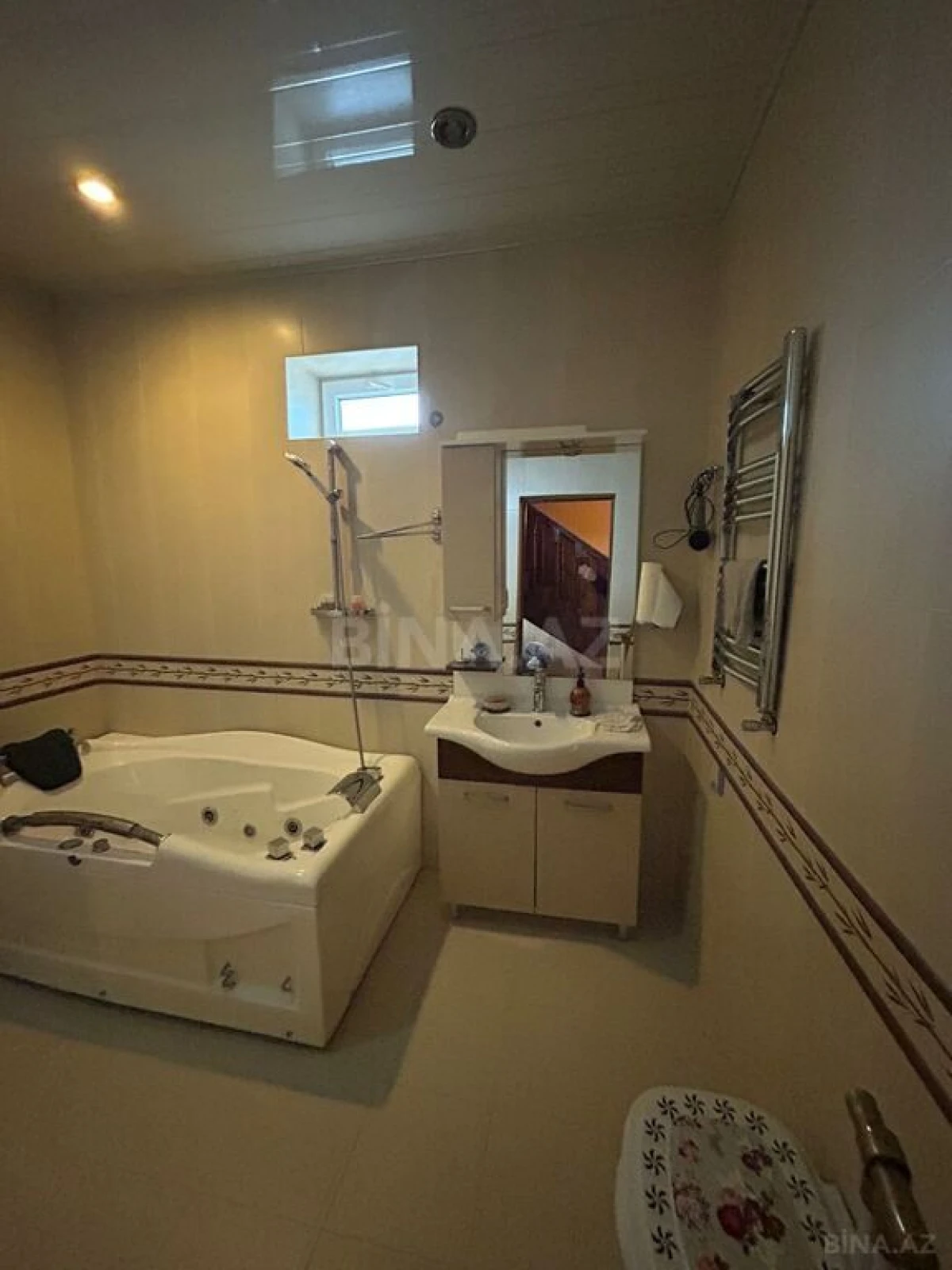 Satılır 7 otaqlı həyət evi 335 m²