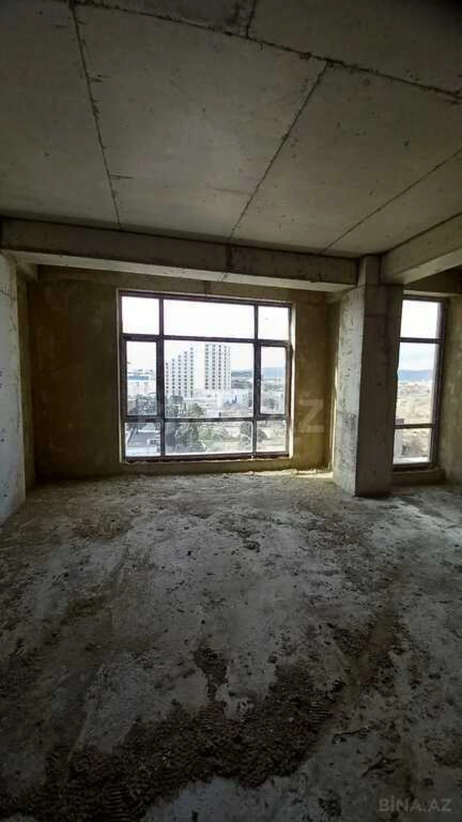 Satılır 3 otaqlı mənzil 135 m²
