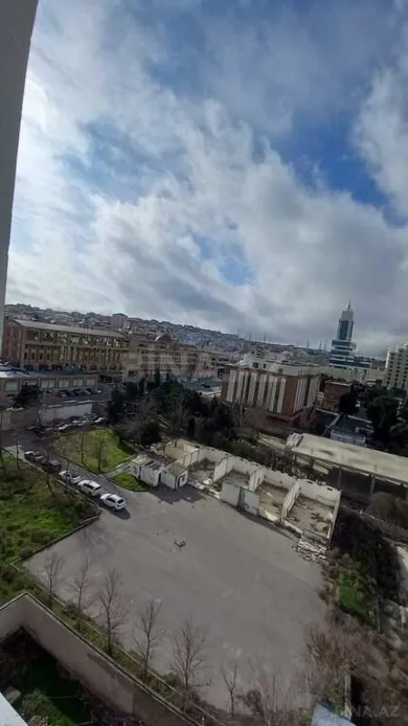 Satılır 3 otaqlı mənzil 135 m²