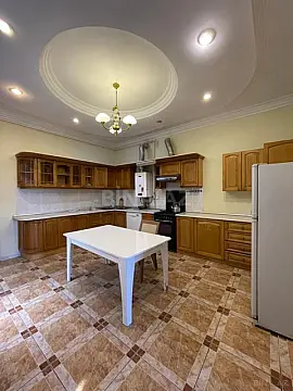 Satılır 5 otaqlı həyət evi 400 m²