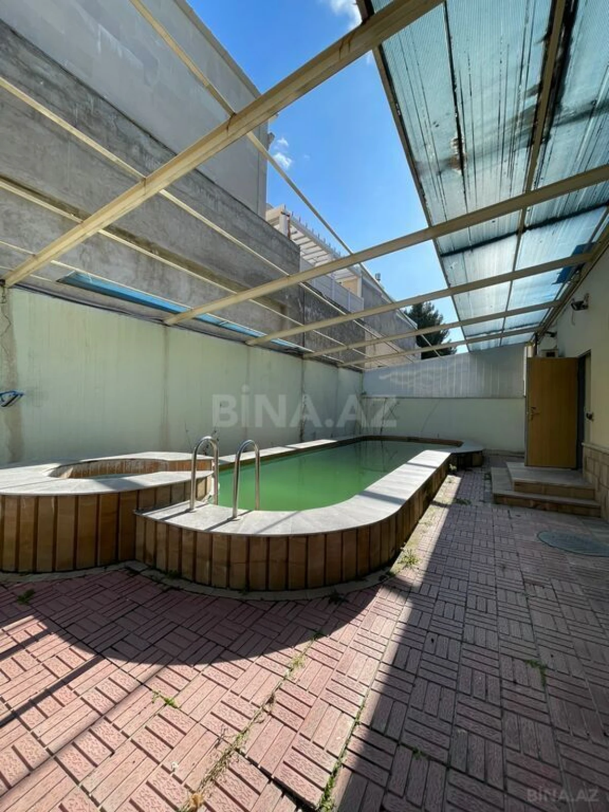 Satılır 5 otaqlı həyət evi 400 m²