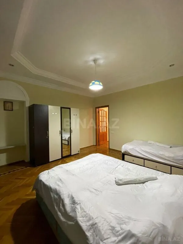 Satılır 5 otaqlı həyət evi 400 m²