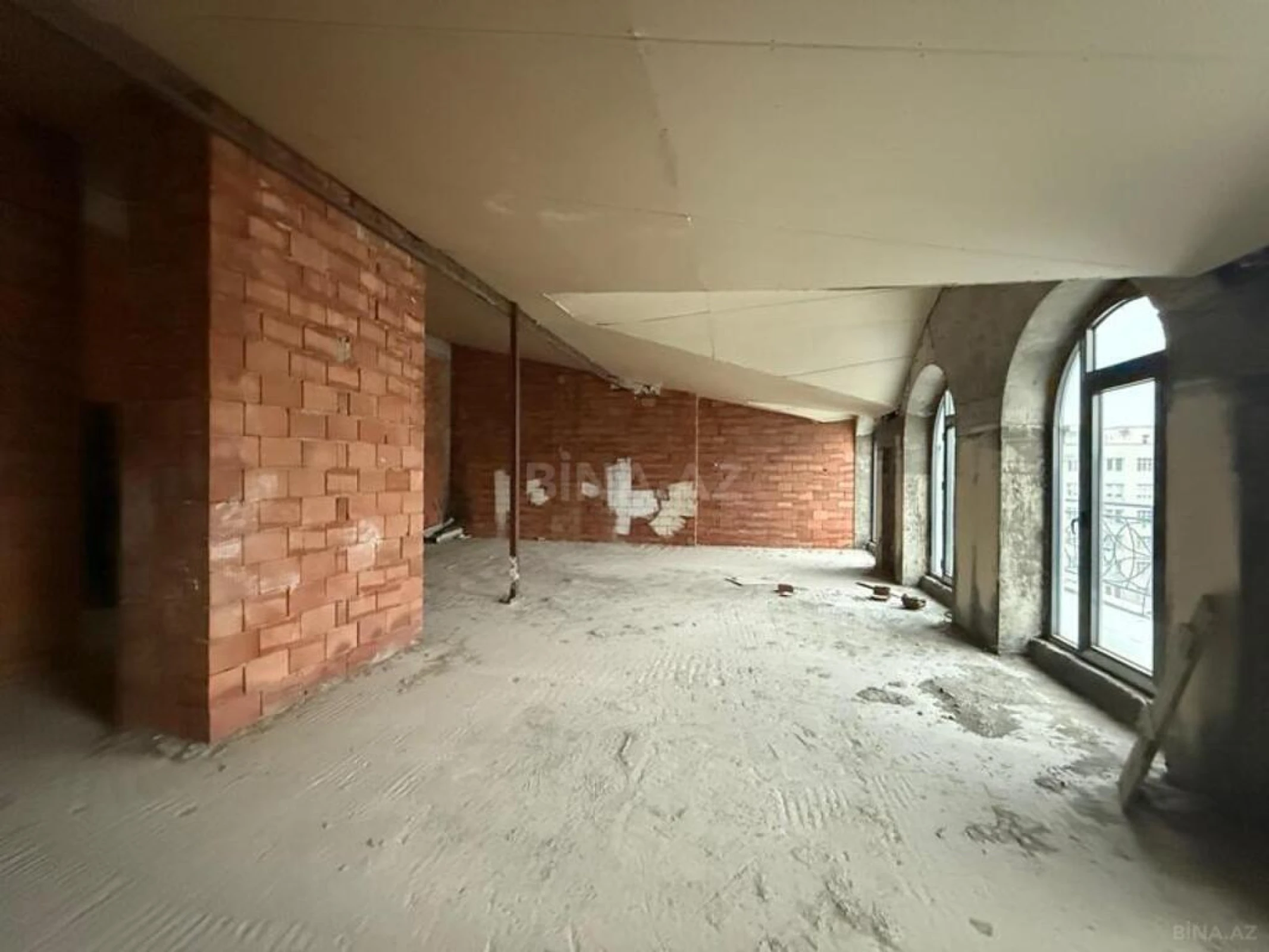 Satılır 3 otaqlı mənzil 328 m²