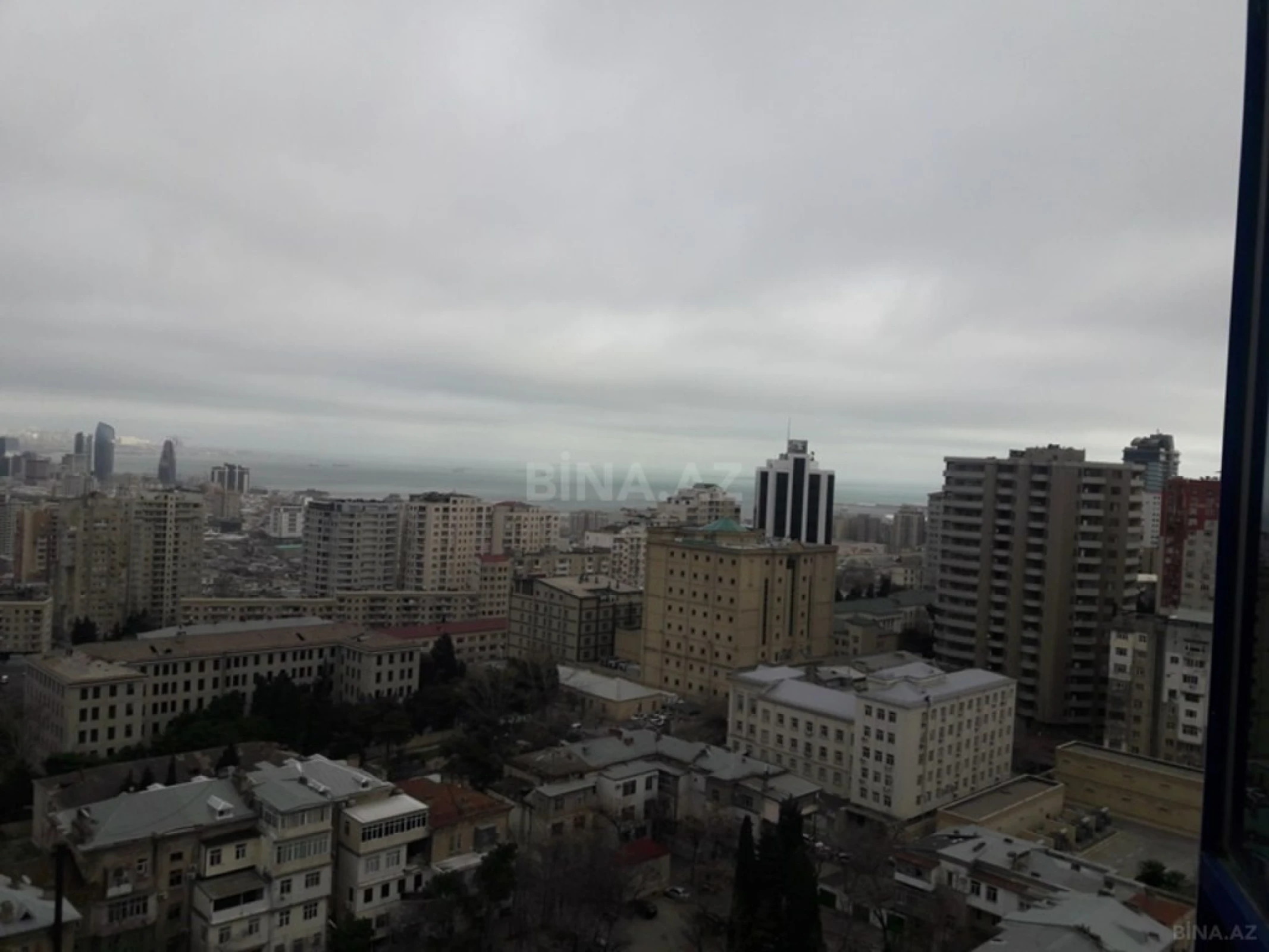 Satılır 3 otaqlı mənzil 328 m²