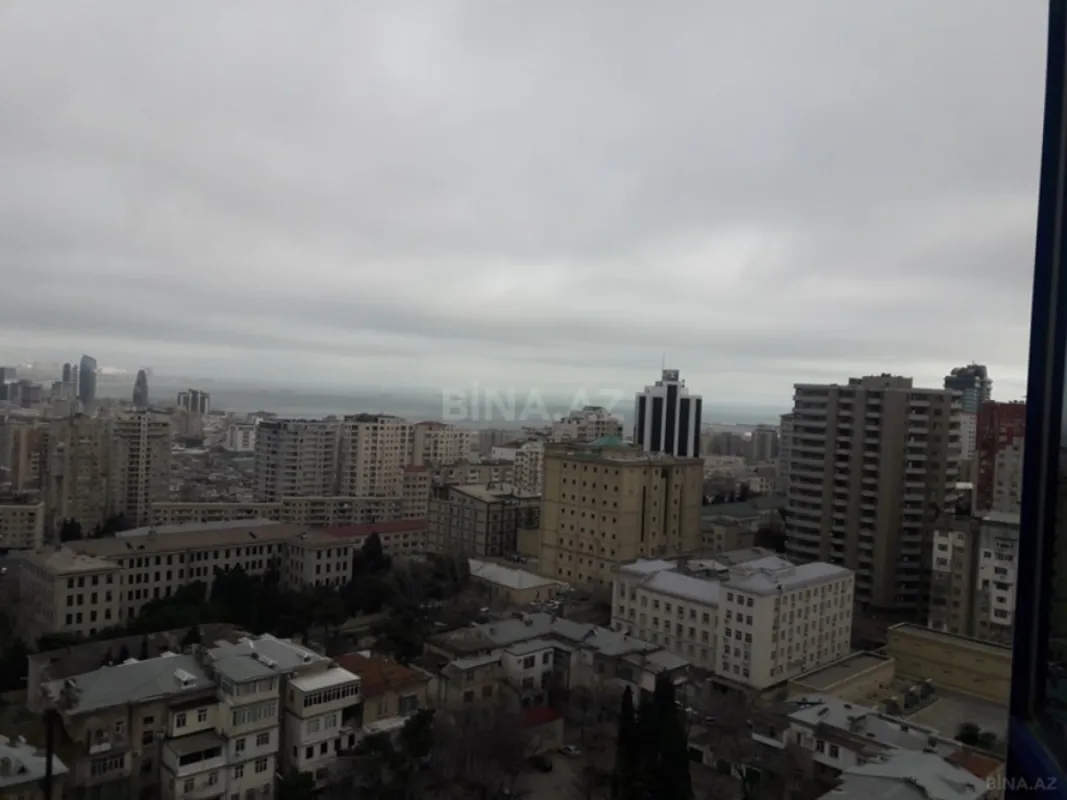 Satılır 3 otaqlı mənzil 328 m²