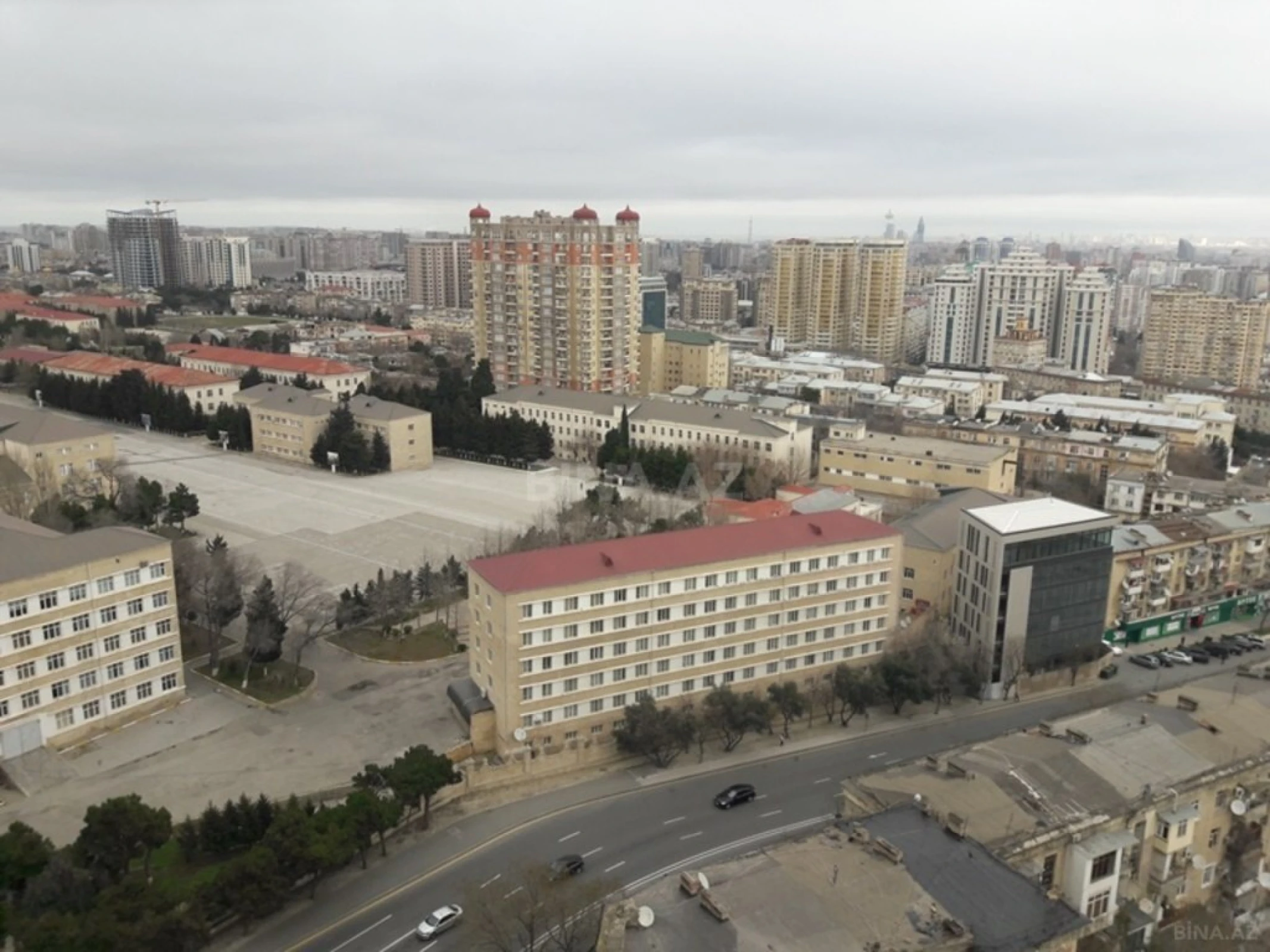 Satılır 3 otaqlı mənzil 328 m²