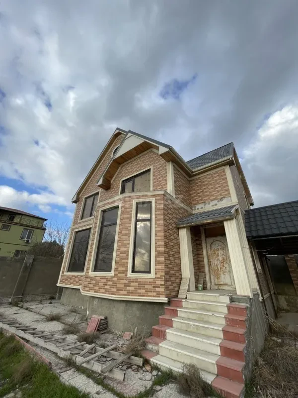Satılır 8 otaqlı həyət evi 162 m²