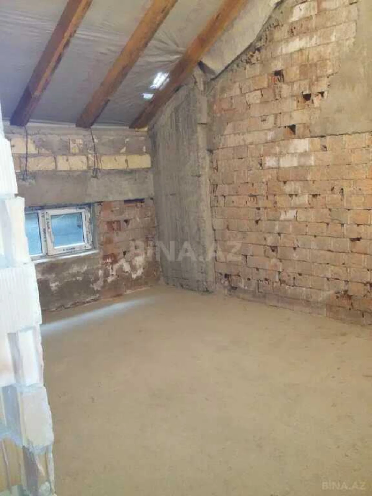 Satılır 6 otaqlı mənzil 305 m²