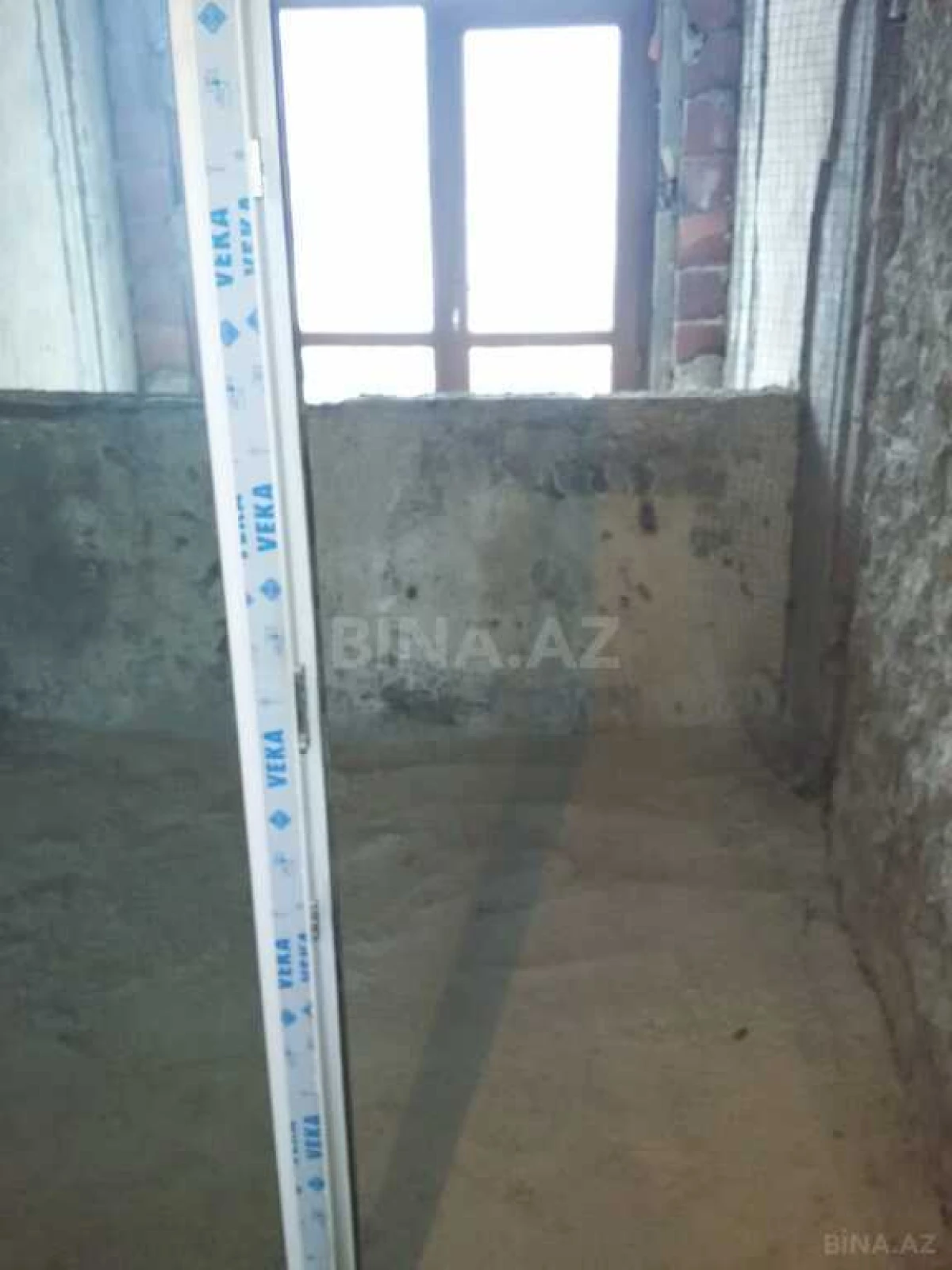 Satılır 6 otaqlı mənzil 305 m²