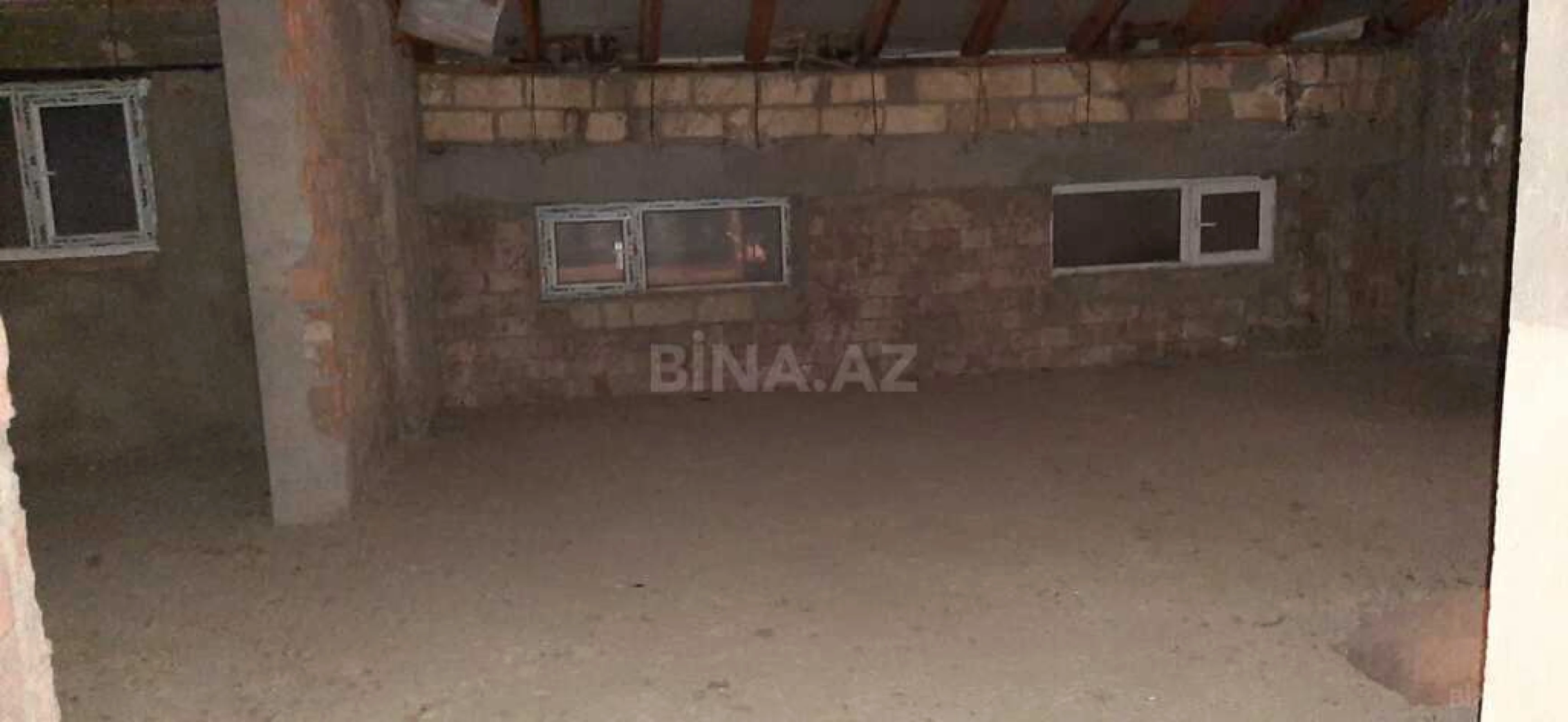 Satılır 6 otaqlı mənzil 305 m²