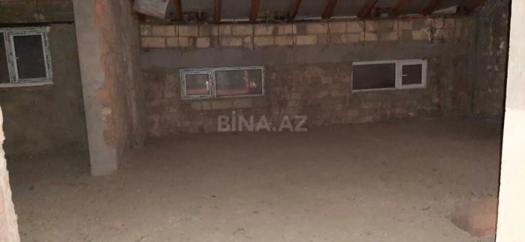 Satılır 6 otaqlı mənzil 305 m²