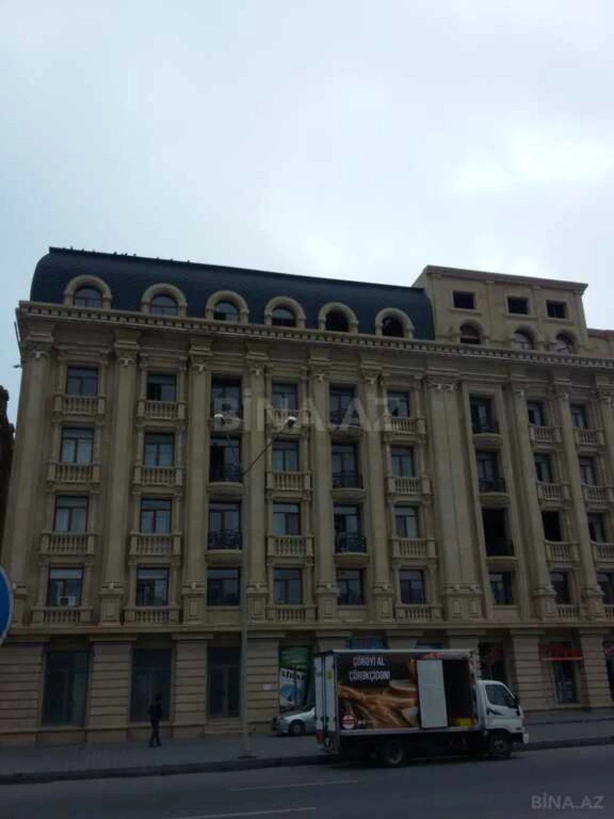 Satılır 6 otaqlı mənzil 305 m²