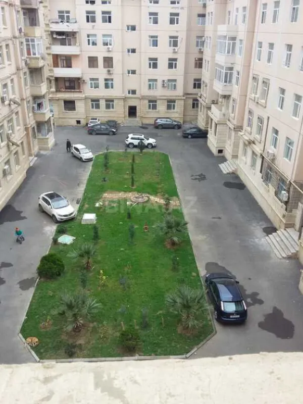 Satılır 6 otaqlı mənzil 305 m²