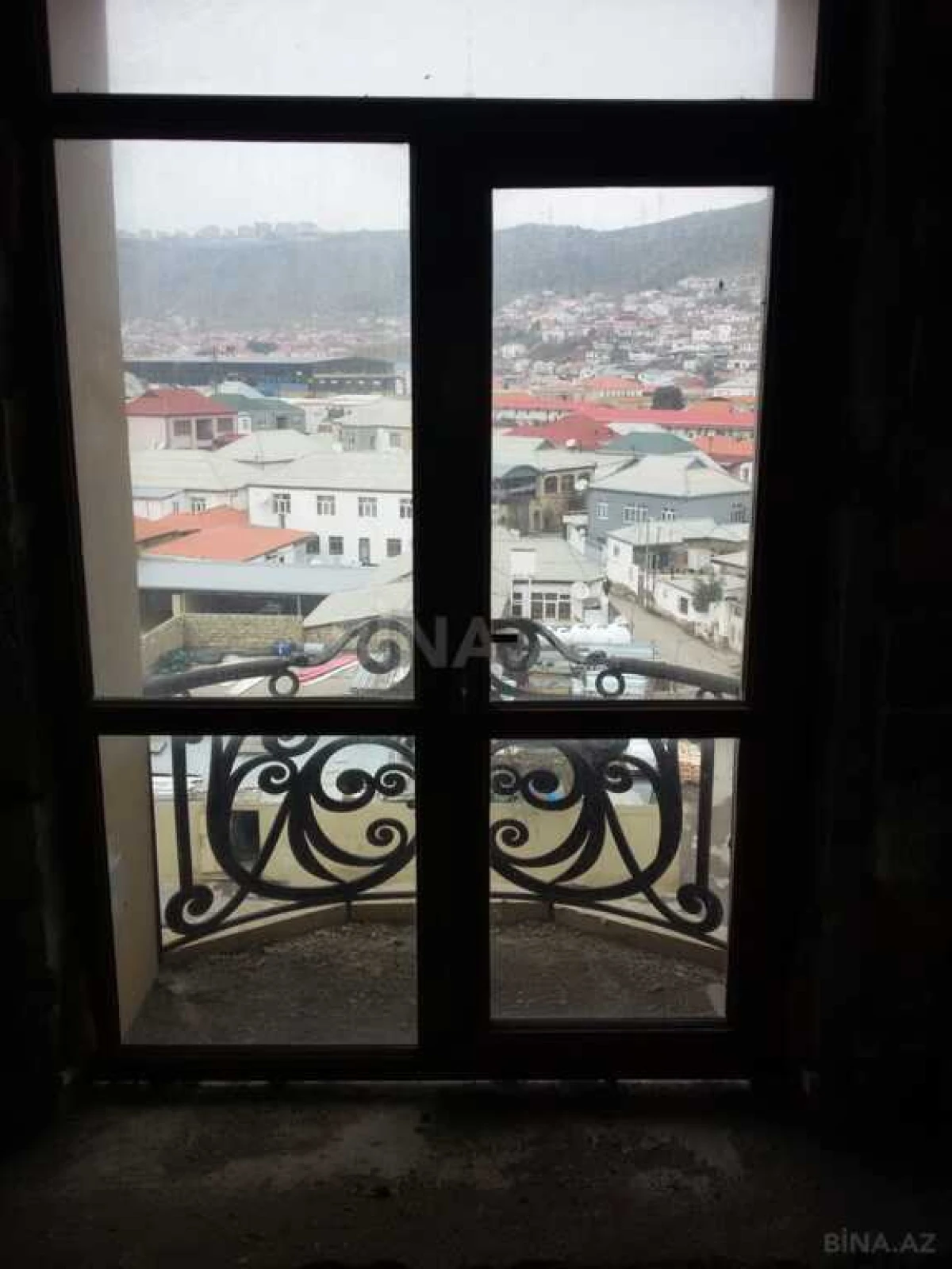 Satılır 6 otaqlı mənzil 305 m²