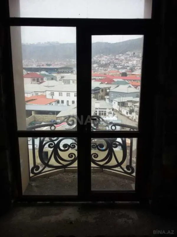 Satılır 6 otaqlı mənzil 305 m²