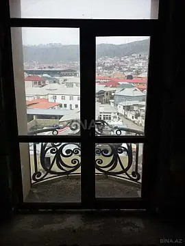 Satılır 6 otaqlı mənzil 305 m²