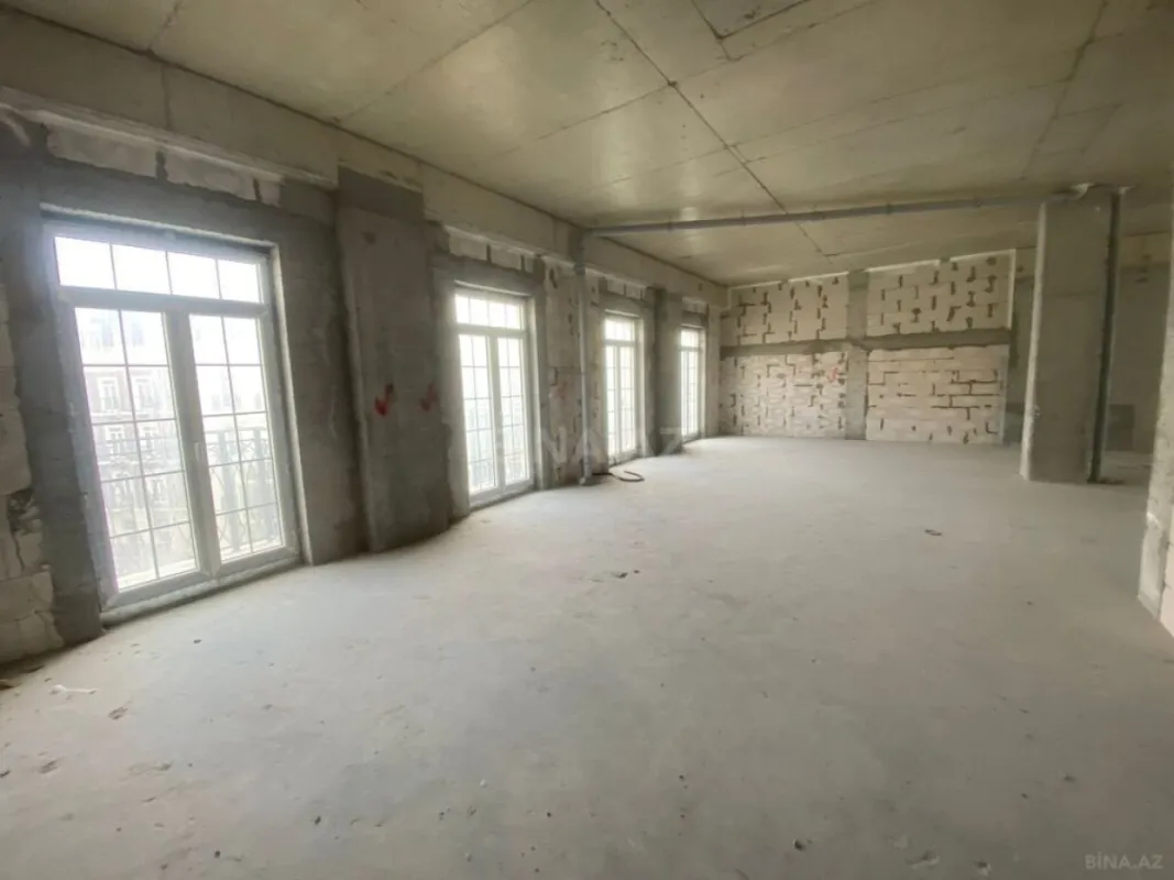 Satılır 4 otaqlı mənzil 184 m²