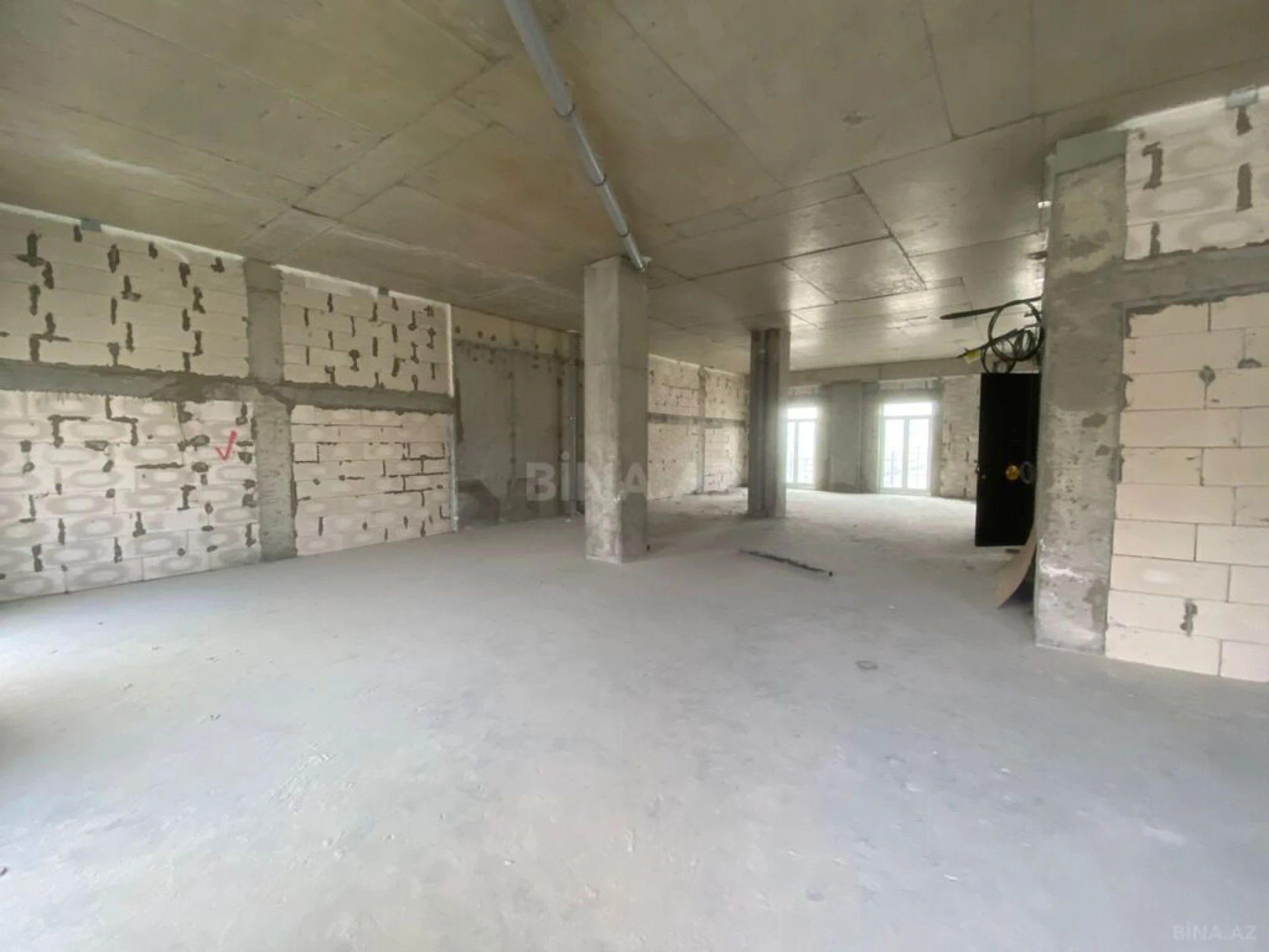 Satılır 4 otaqlı mənzil 184 m²