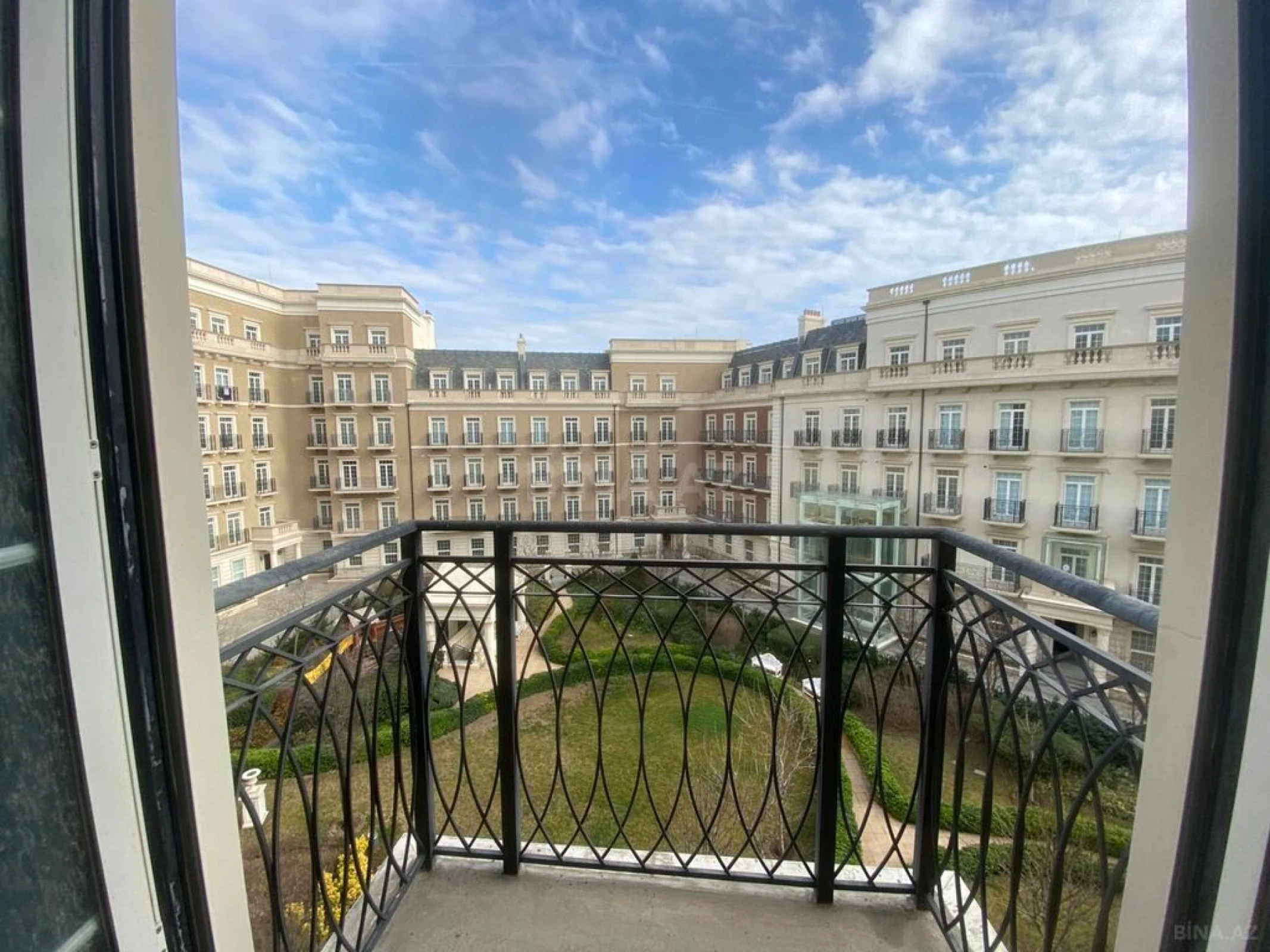 Satılır 4 otaqlı mənzil 184 m²