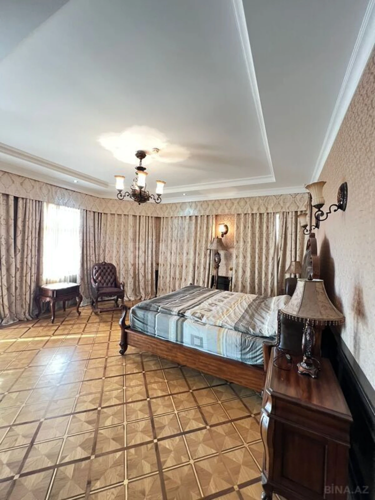 Satılır 9 otaqlı həyət evi 1000 m²