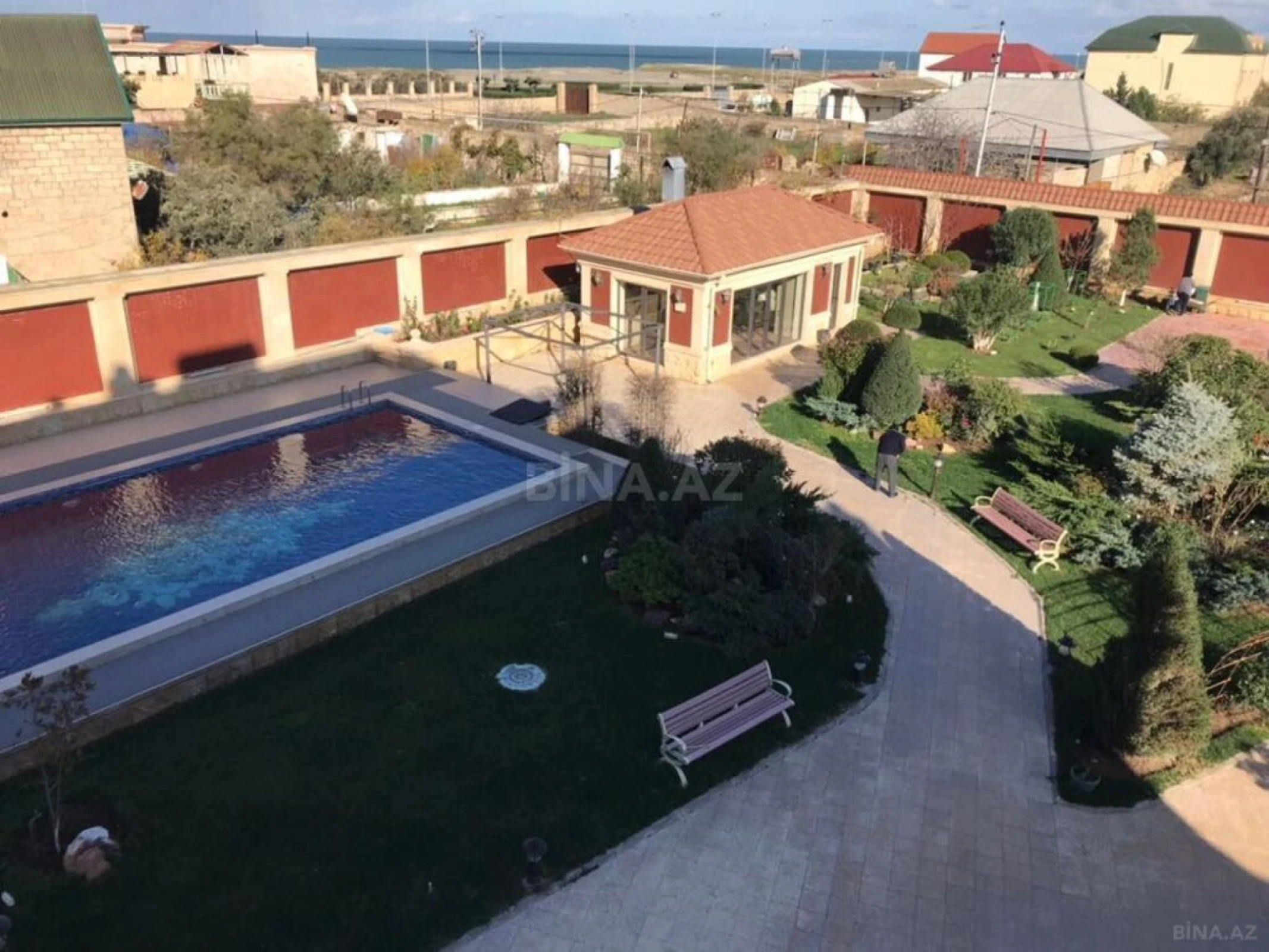 Satılır 9 otaqlı həyət evi 1000 m²