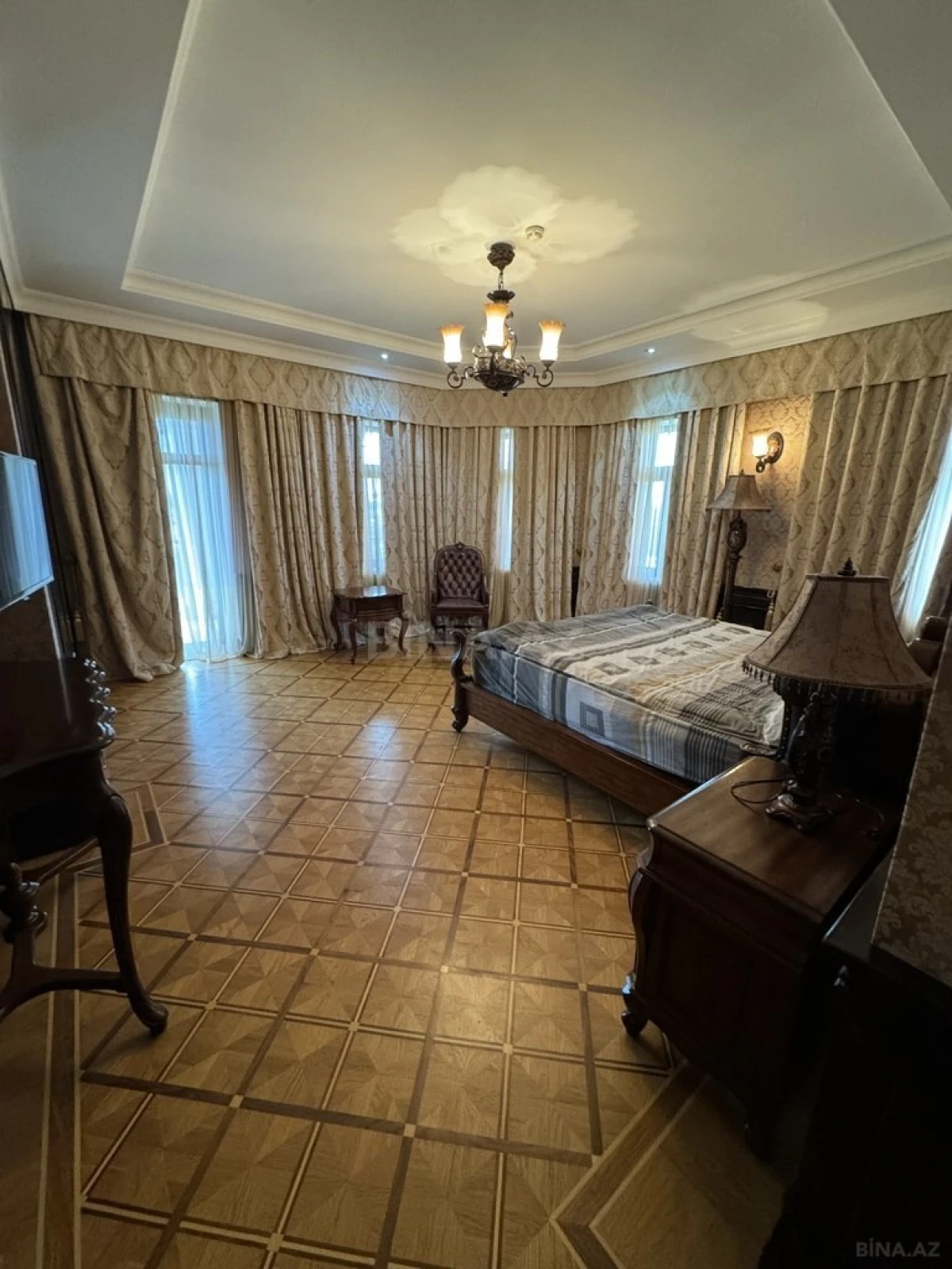 Satılır 9 otaqlı həyət evi 1000 m²