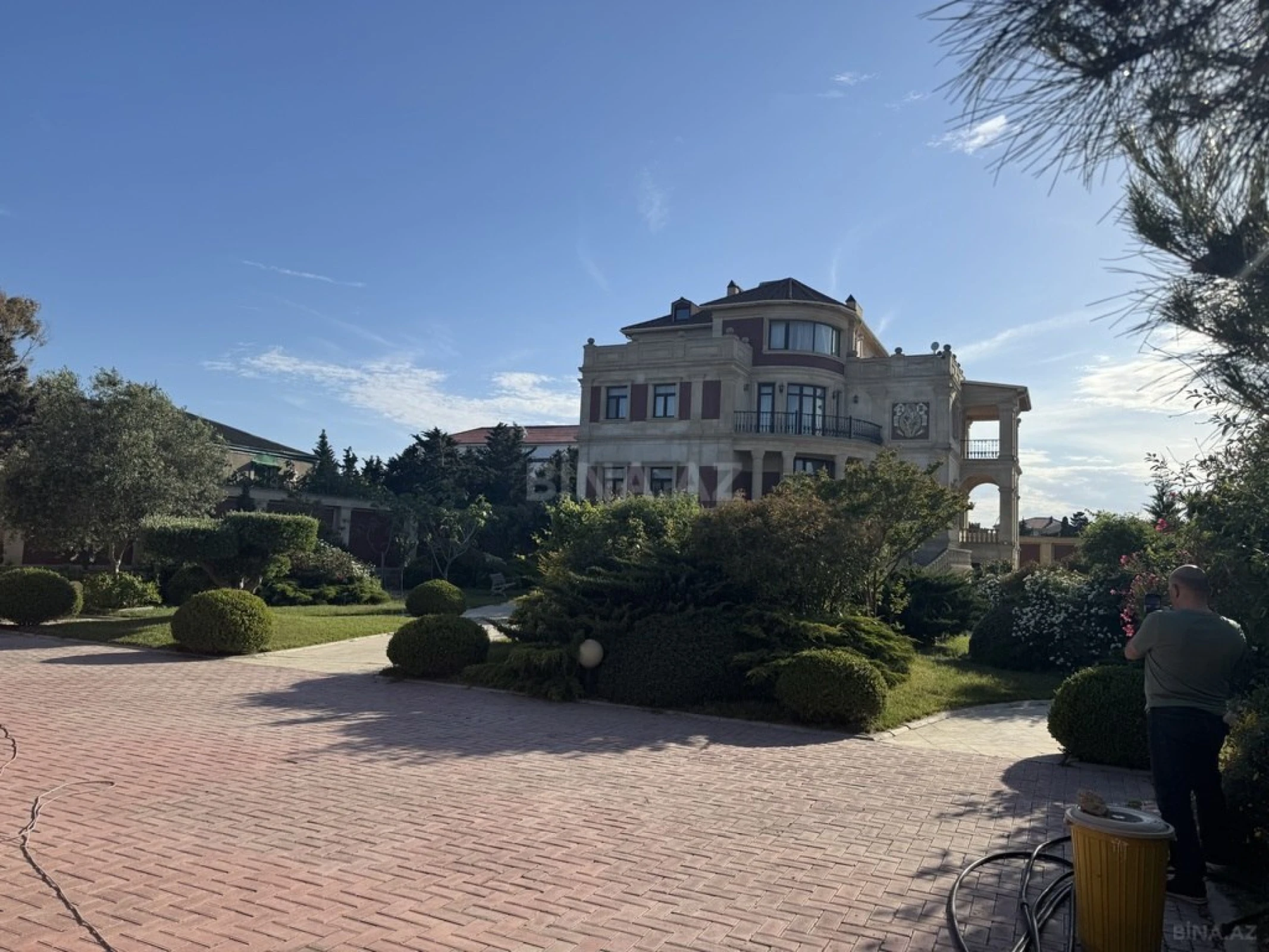 Satılır 9 otaqlı həyət evi 1000 m²