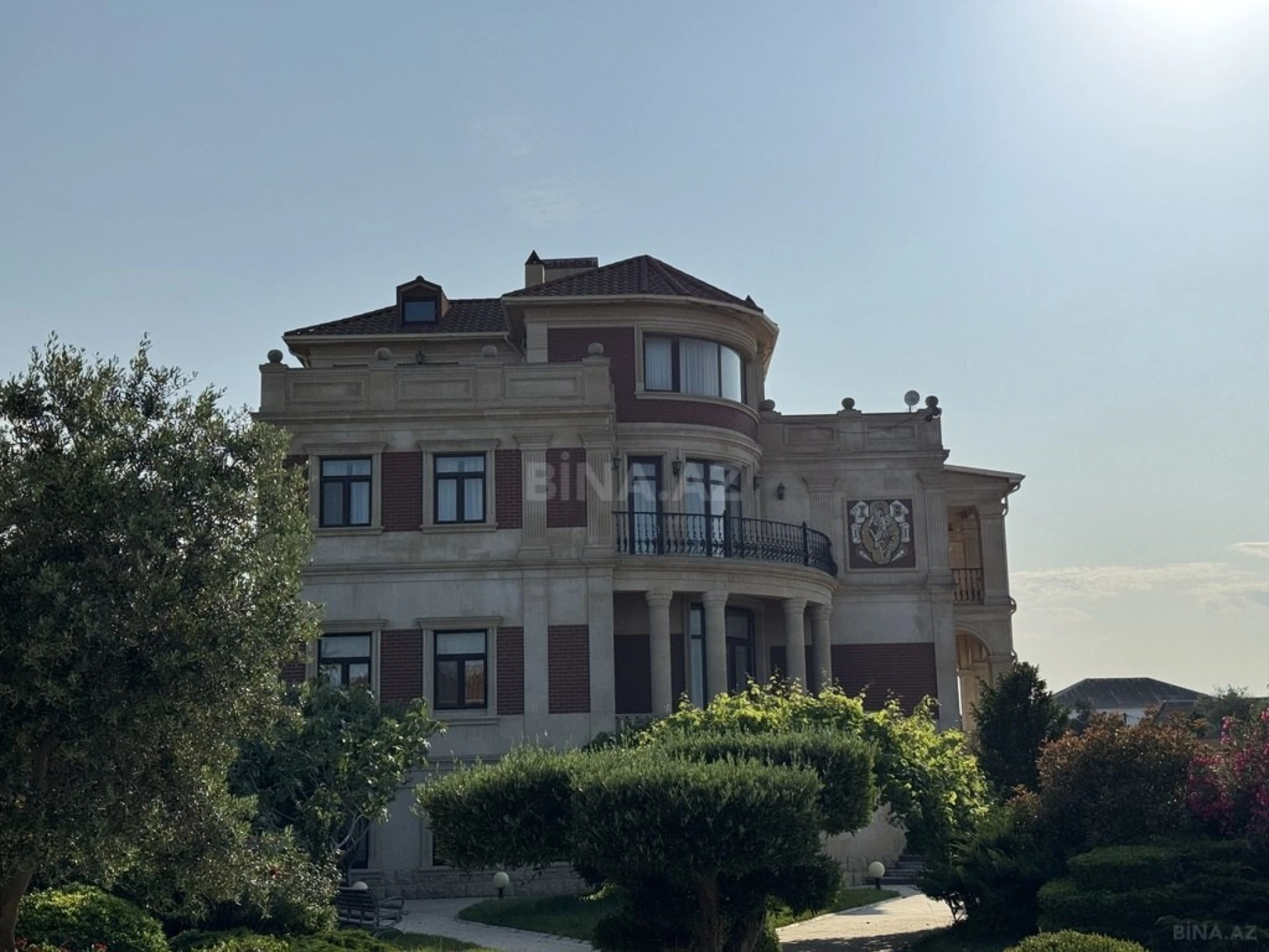 Satılır 9 otaqlı həyət evi 1000 m²