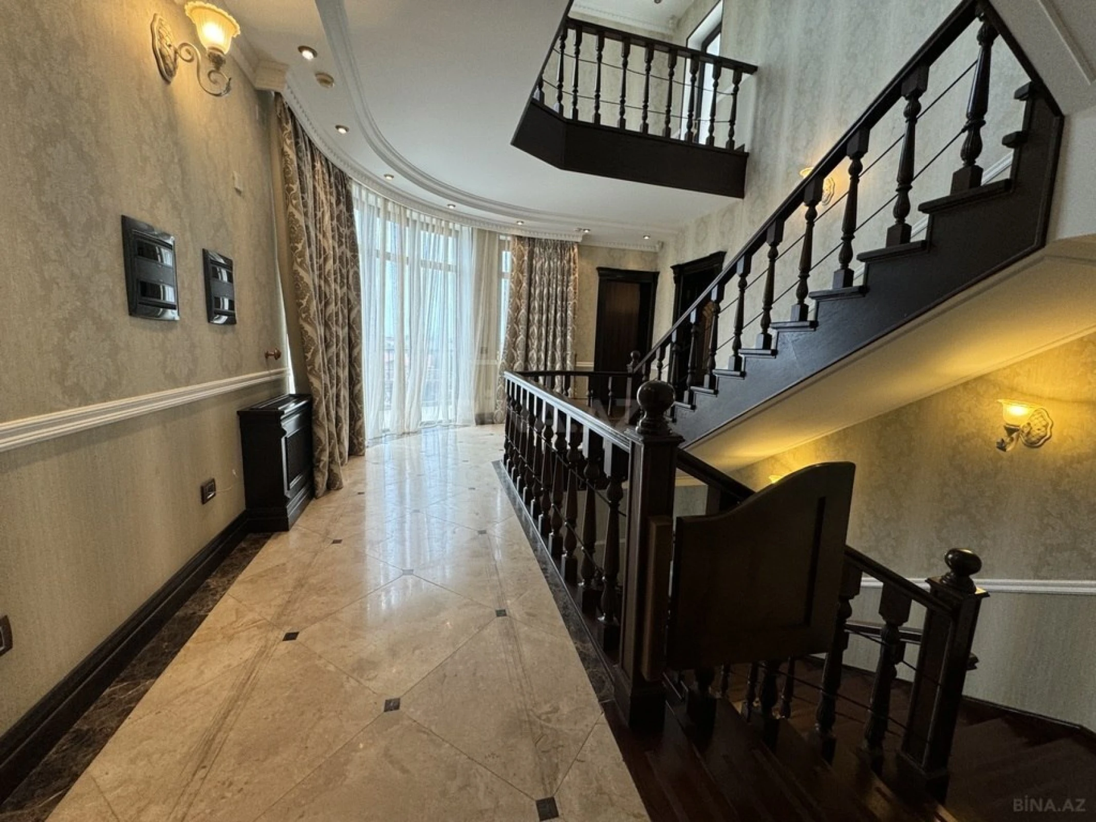 Satılır 9 otaqlı həyət evi 1000 m²