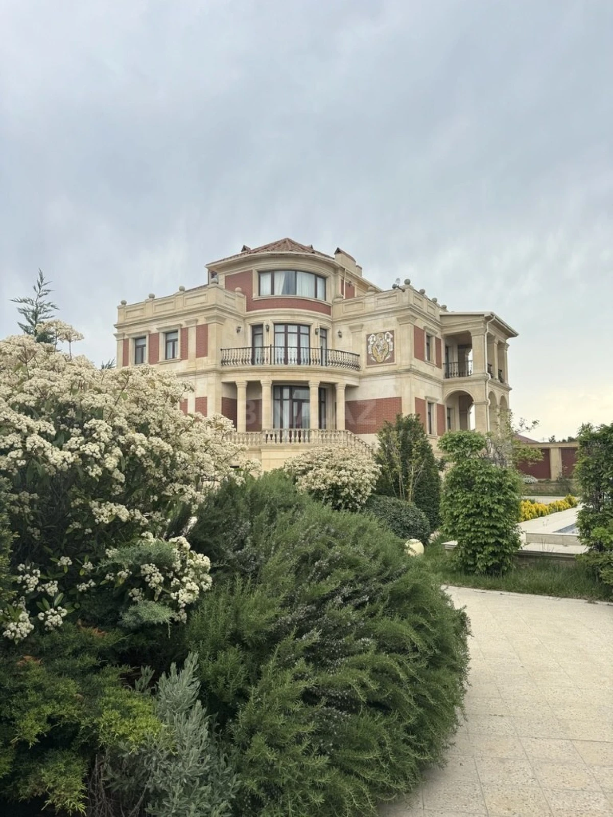 Satılır 9 otaqlı həyət evi 1000 m²