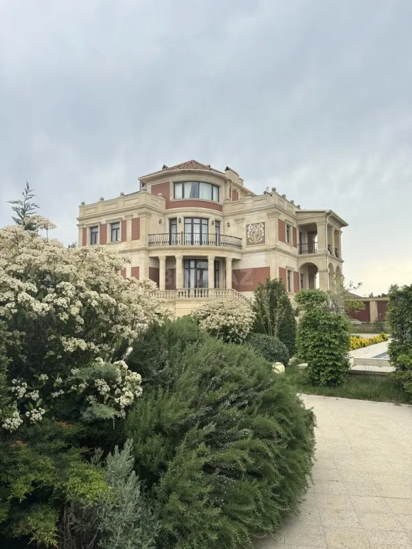 Satılır 9 otaqlı həyət evi 1000 m²