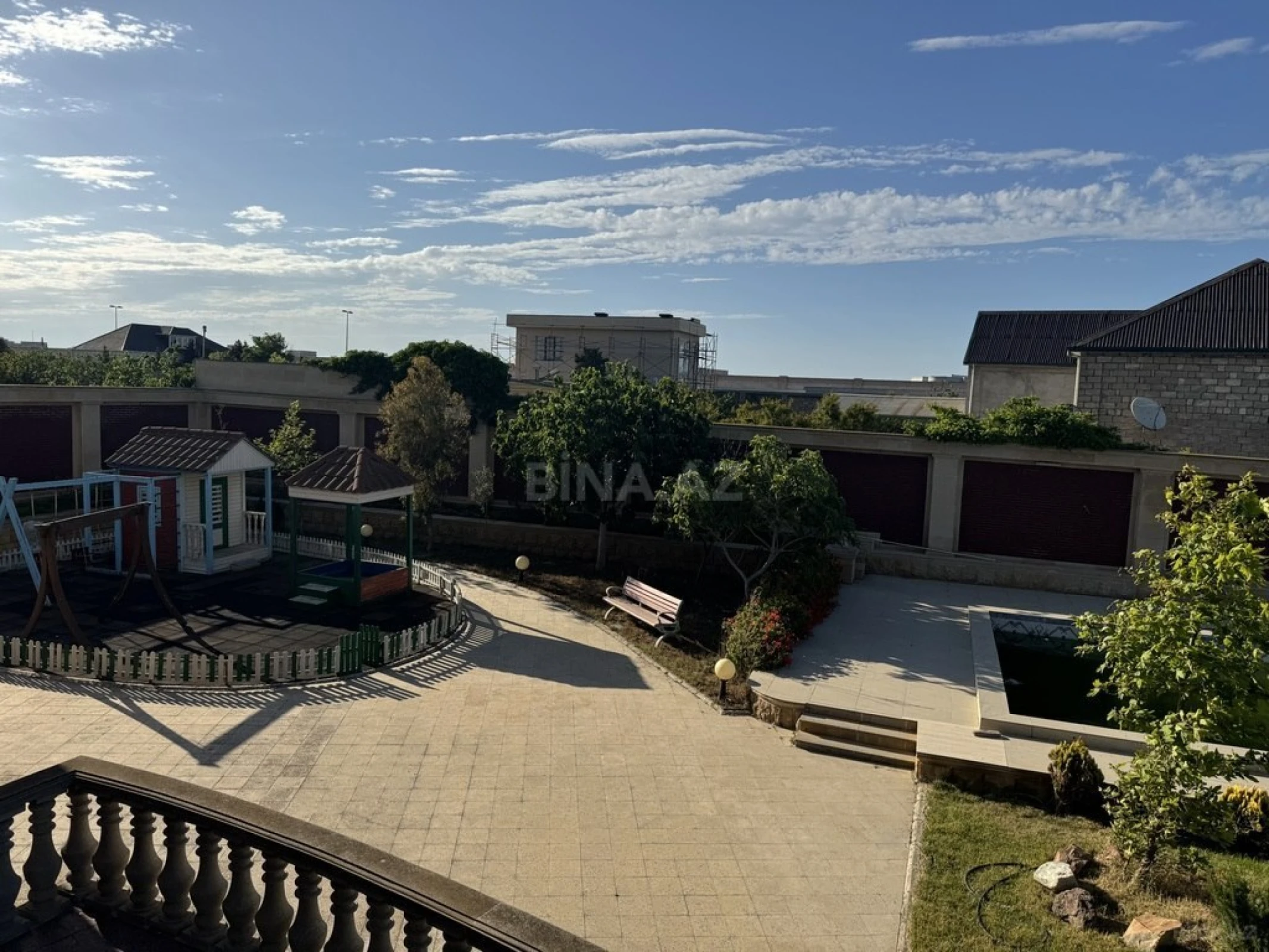 Satılır 9 otaqlı həyət evi 1000 m²