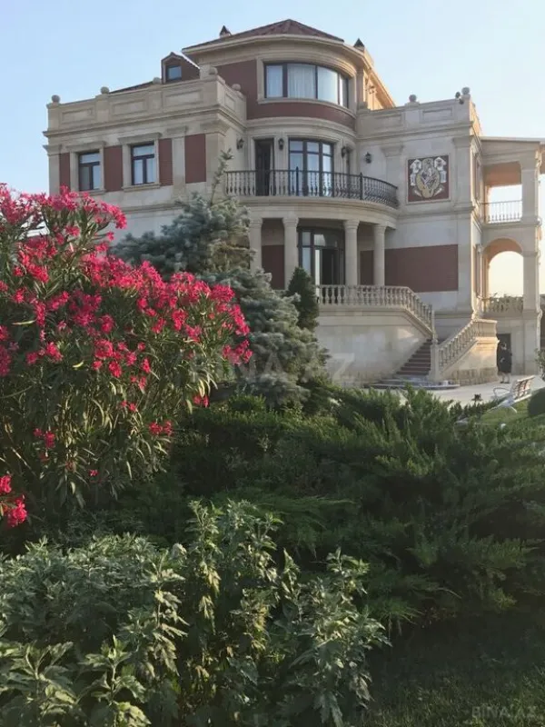 Satılır 9 otaqlı həyət evi 1000 m²