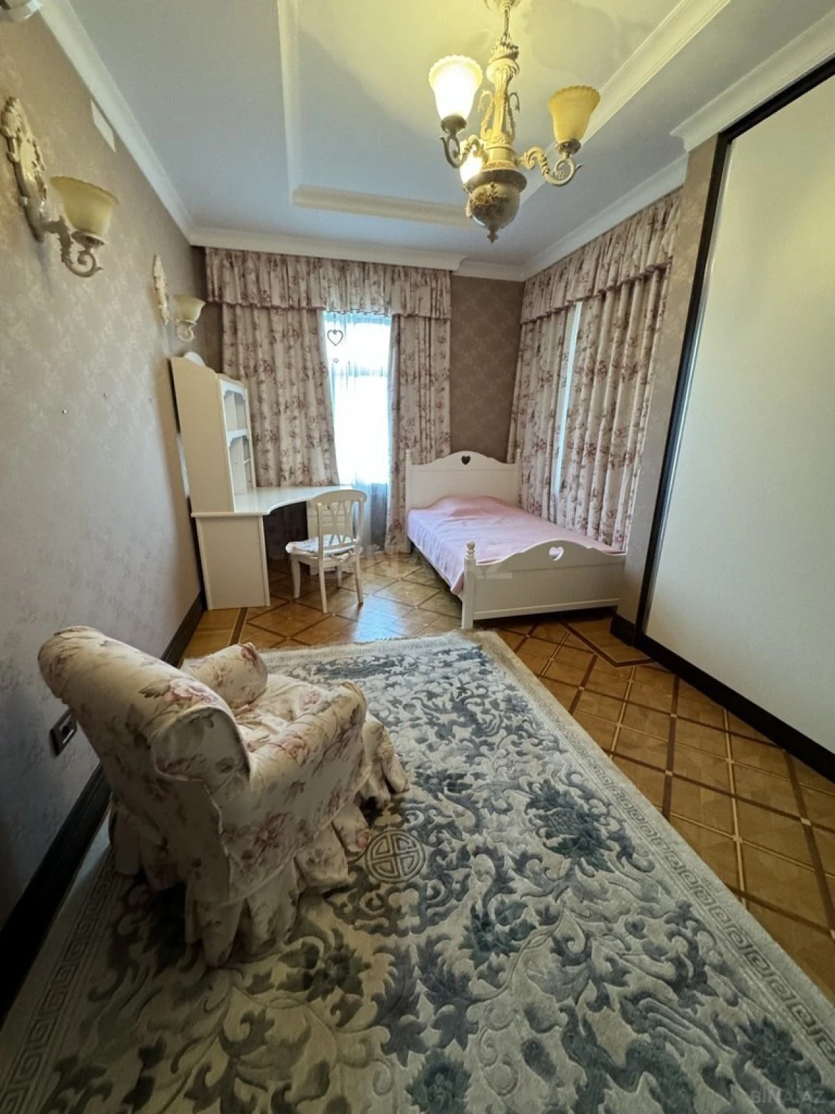 Satılır 9 otaqlı həyət evi 1000 m²