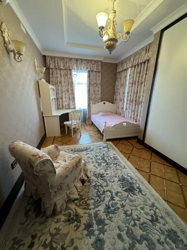 Satılır 9 otaqlı həyət evi 1000 m²