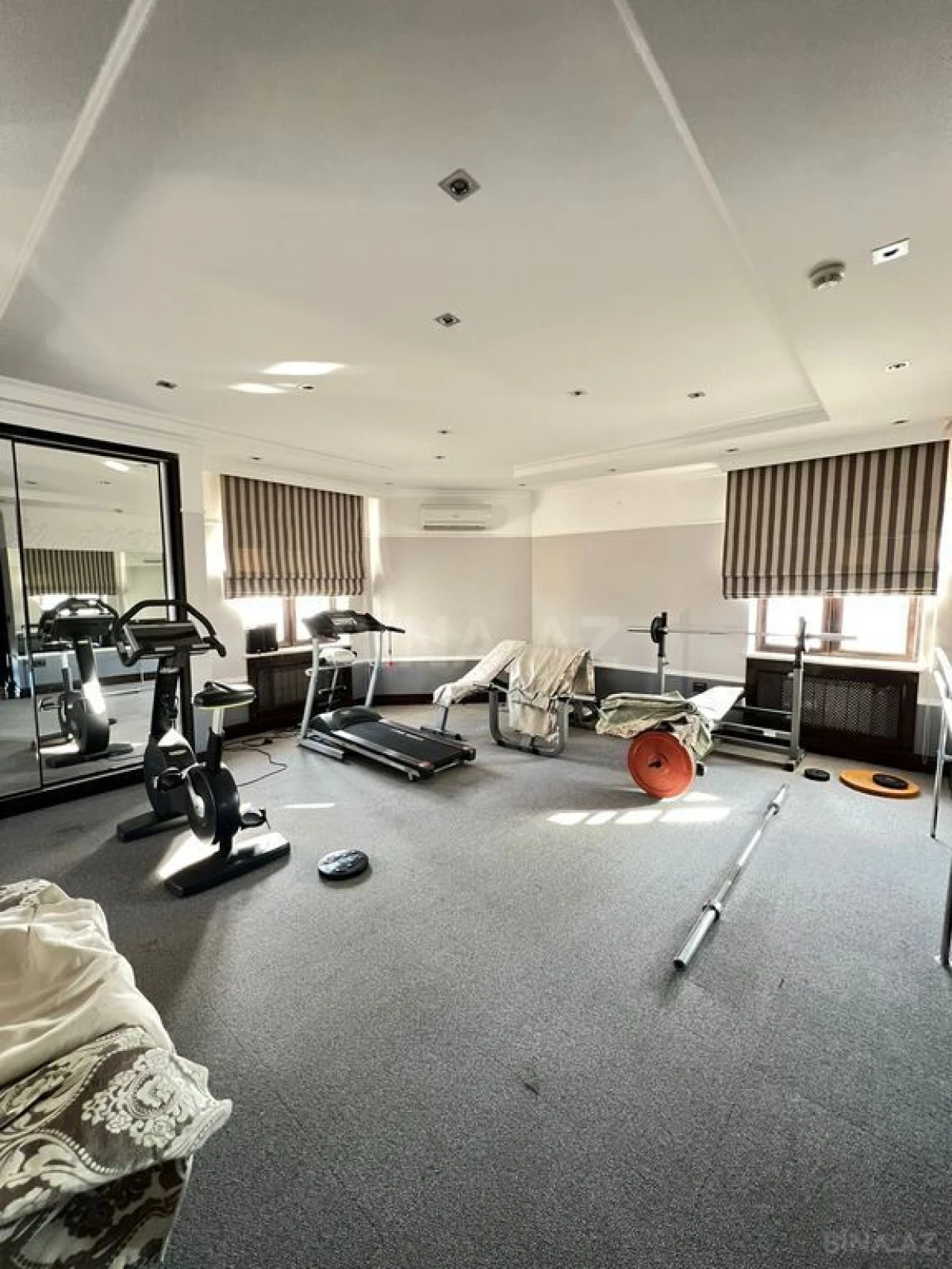 Satılır 9 otaqlı həyət evi 1000 m²