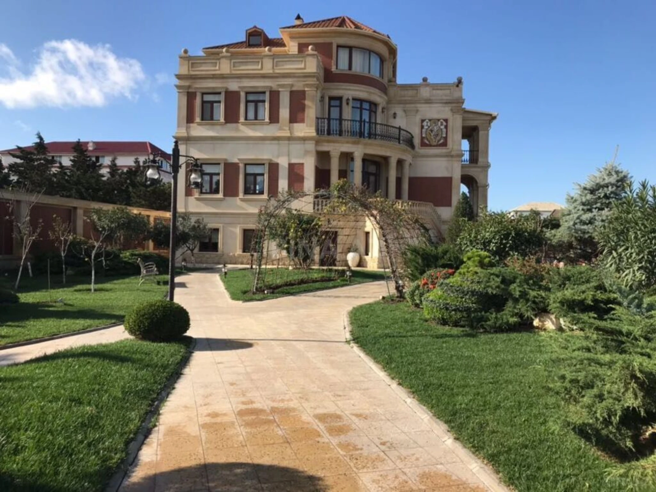 Satılır 9 otaqlı həyət evi 1000 m²