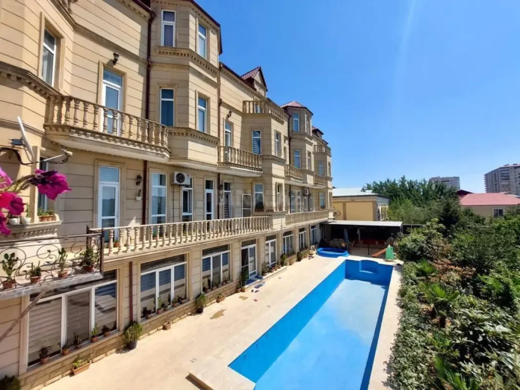 Satılır 40 otaqlı həyət evi 1600 m²