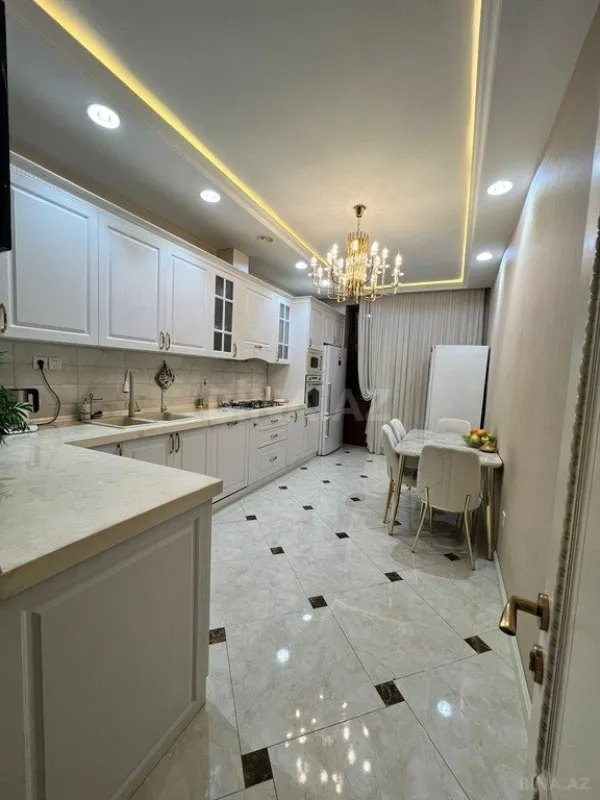 Satılır 3 otaqlı mənzil 134 m²