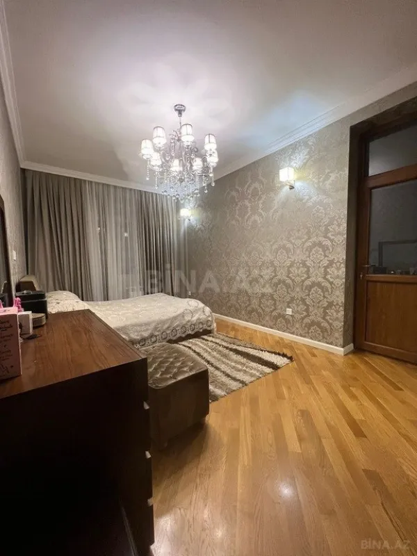 Satılır 3 otaqlı mənzil 134 m²