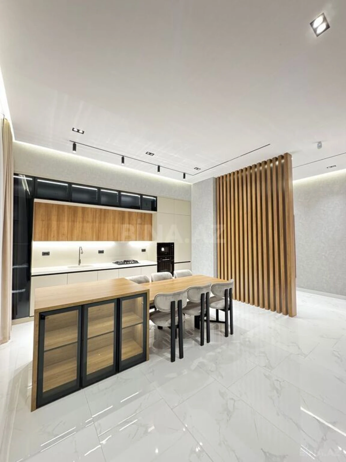 Satılır 5 otaqlı həyət evi 250 m²