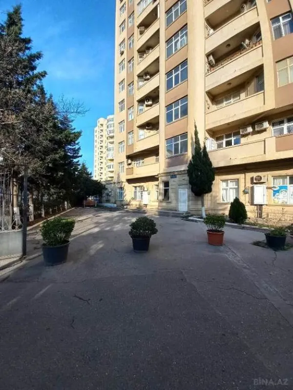Satılır 4 otaqlı mənzil 185 m²