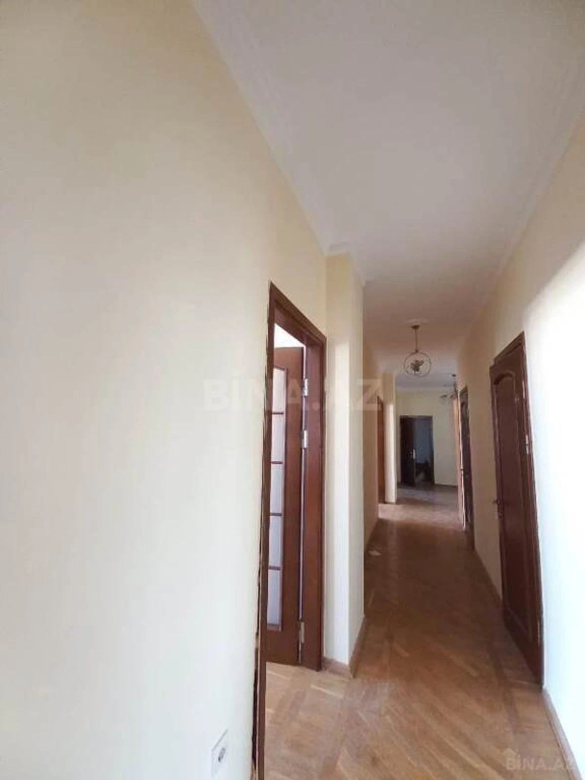Satılır 4 otaqlı mənzil 185 m²