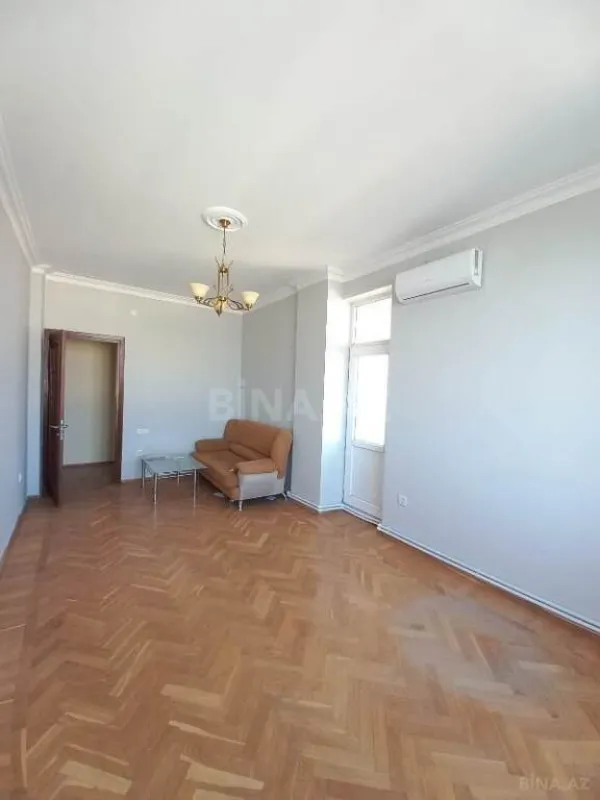 Satılır 4 otaqlı mənzil 185 m²