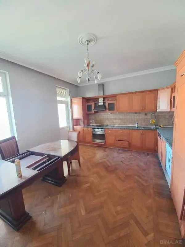 Satılır 4 otaqlı mənzil 185 m²