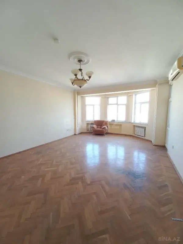 Satılır 4 otaqlı mənzil 185 m²