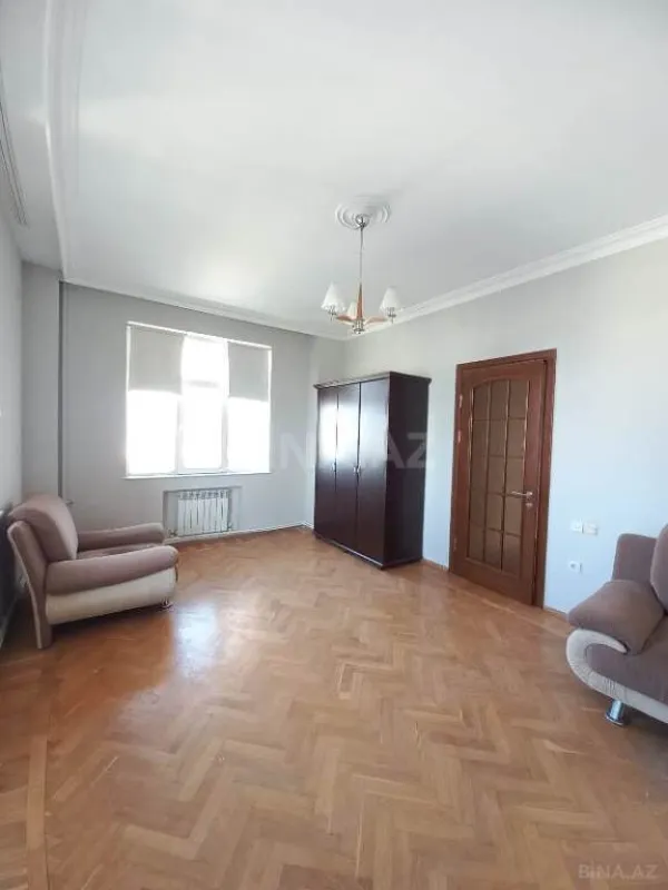 Satılır 4 otaqlı mənzil 185 m²
