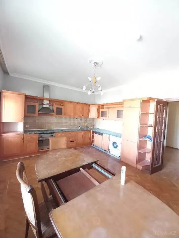 Satılır 4 otaqlı mənzil 185 m²