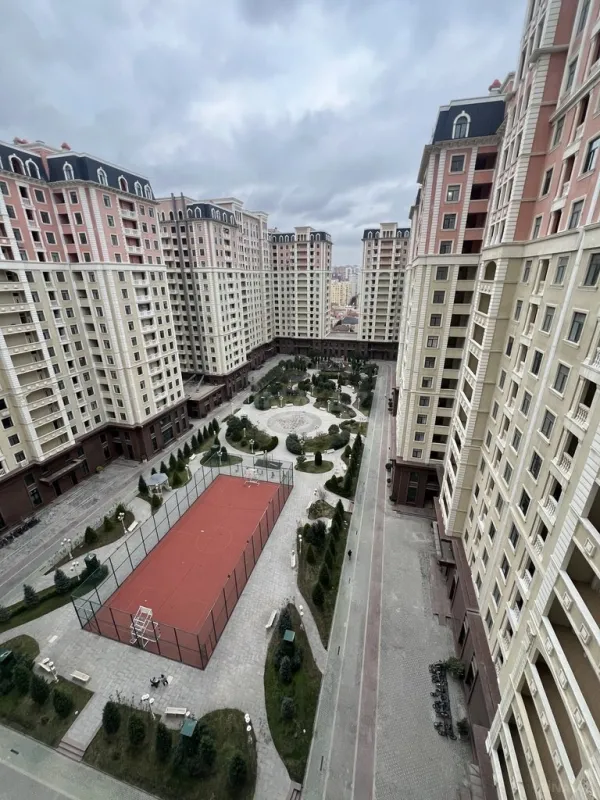 Satılır 4 otaqlı mənzil 174 m²