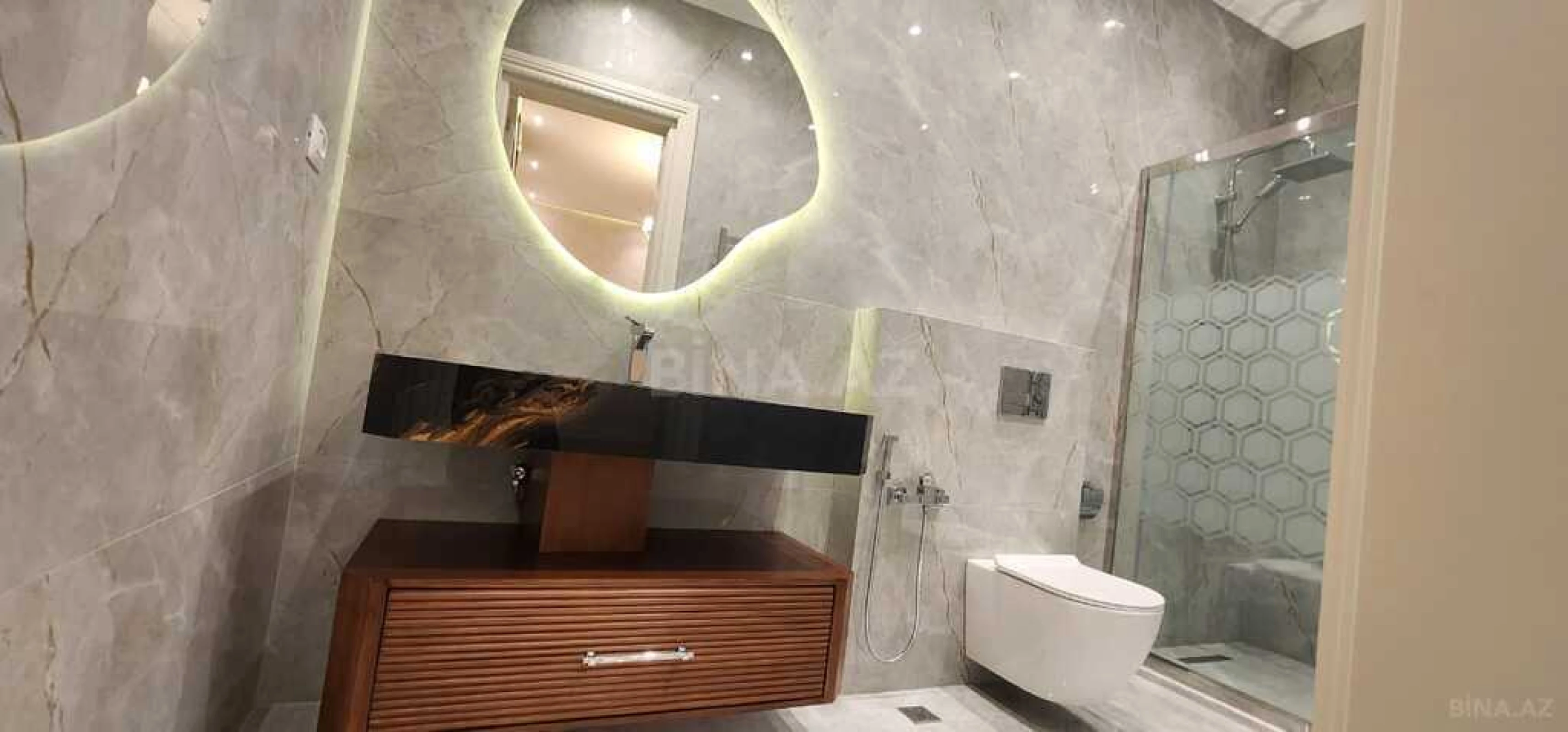 Satılır 6 otaqlı həyət evi 450 m²